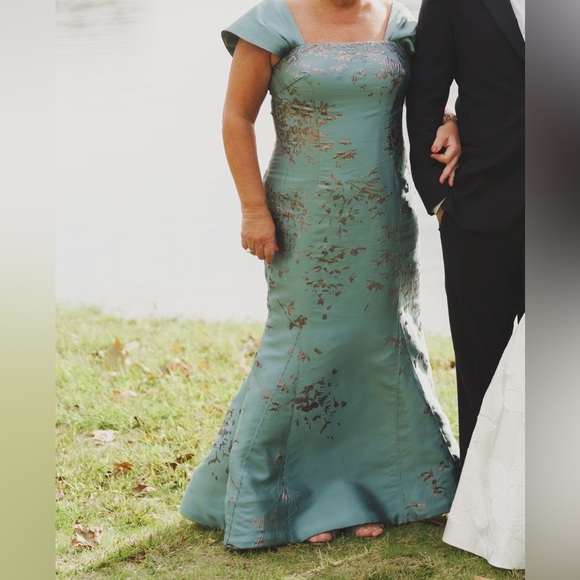 Beautiful custom Rene Ruiz gown Size 12 hemmed to 5’1”Worn once dry cleaned - Picture 2 of 6